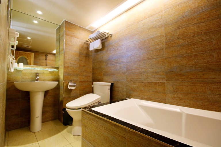 Bathroom 2, Golden Home Hotel, Taipei City