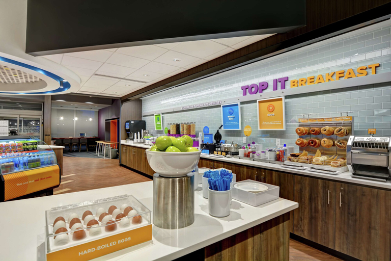 Food & Drinks 5, Tru by Hilton Middletown, Orange