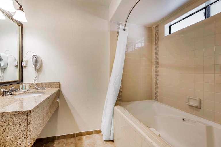 Bathroom 4, Quality Inn Fallbrook I-15, San Diego
