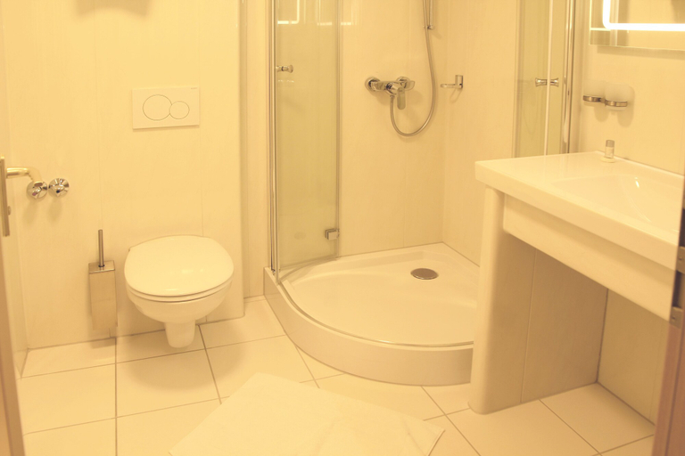 Bathroom 5, Hotel & Restaurant Bei Baki, Region Hannover