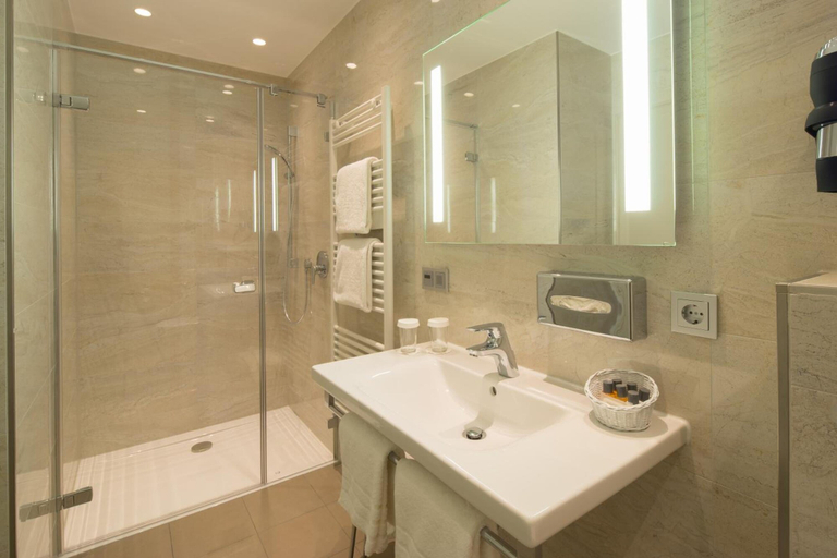 Bathroom 4, Parkhotel Gueldene Berge, Burgenlandkreis
