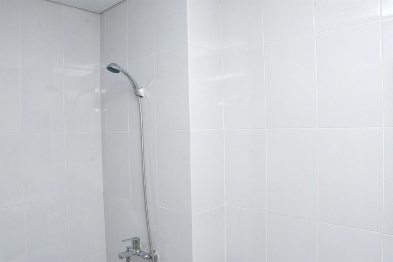 Bathroom 5, Comfort Studio at Patraland Urbano Apartment By Travelio, Bekasi