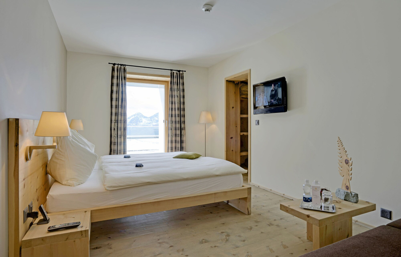Bedroom 4, Romantik Hotel Muottas Muragl, Maloja