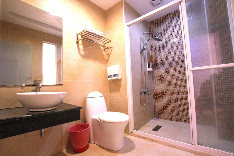 Bathroom 4, Lang Qin Hai Inn, Pingtung