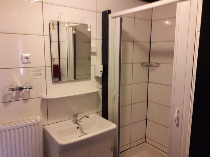 Bathroom 3, Pension Hubertus, Neuwied