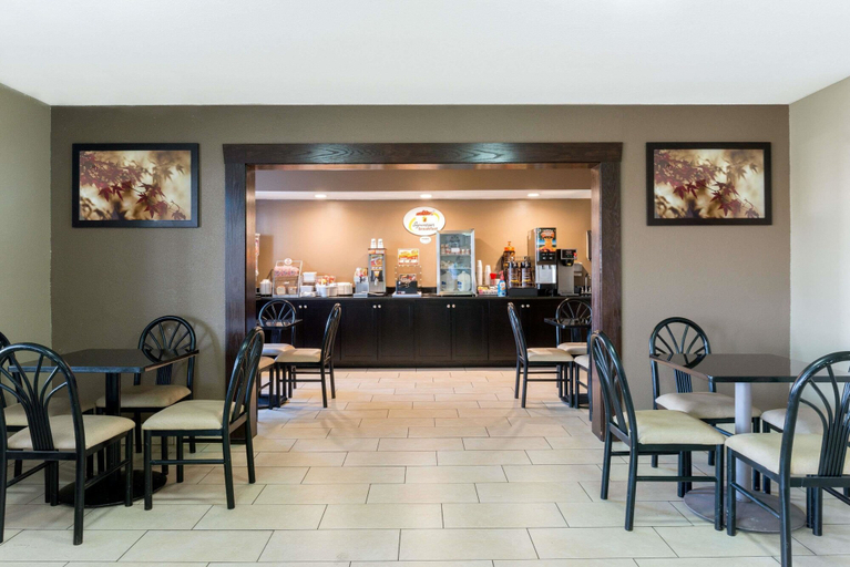 Food & Drinks 5, Super 8 by Wyndham Springfield East, Sangamon