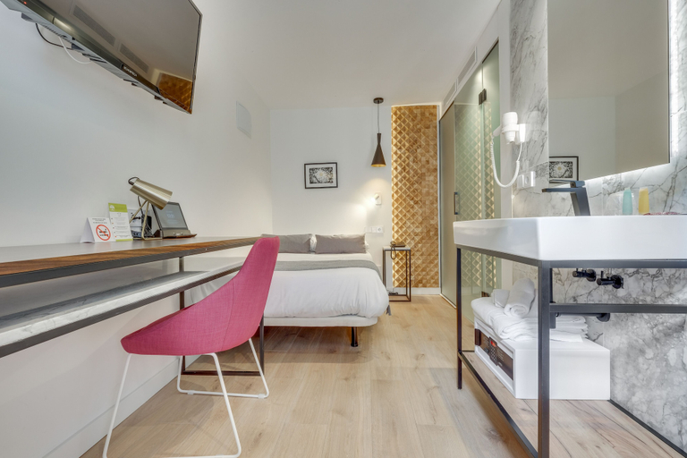 Others 5, Hotel Beauséjour, Paris