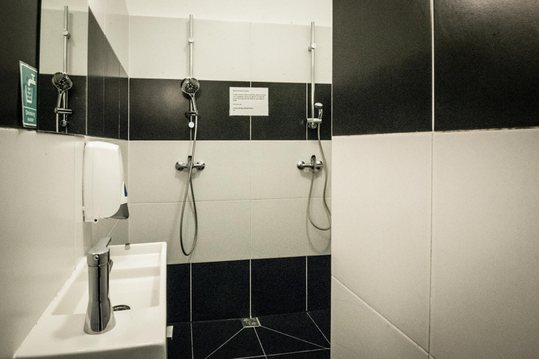 Bathroom 4, Charles Bridge Economic Hostel, Praha 1