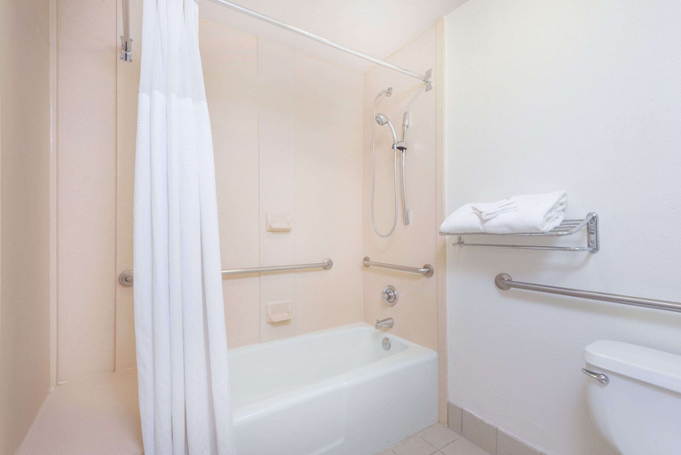 Bathroom 4, Wyndham Garden Wichita Downtown, Sedgwick