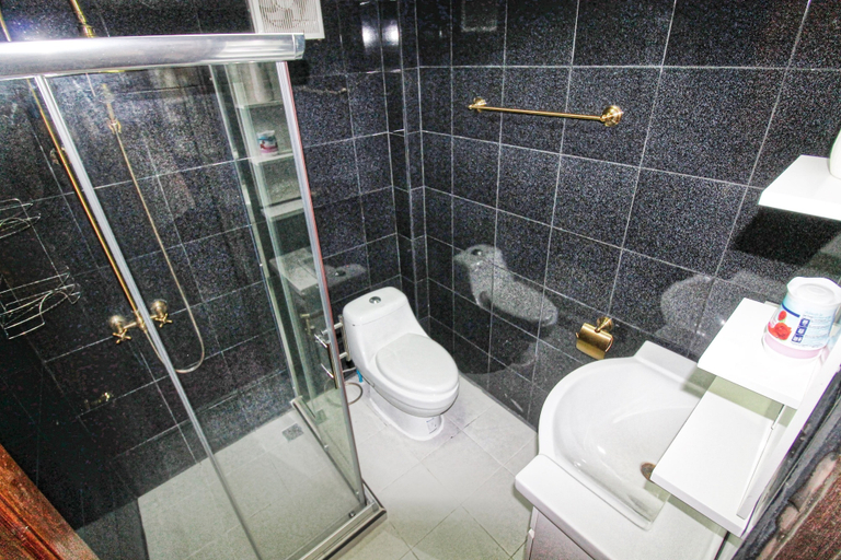 Bathroom 4, Phratamnak Inn, Pattaya