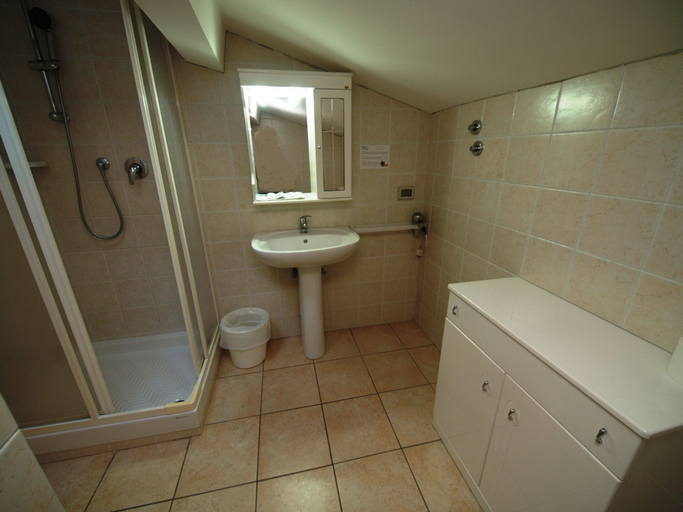Bathroom 5, Hotel Cilene, Lucca