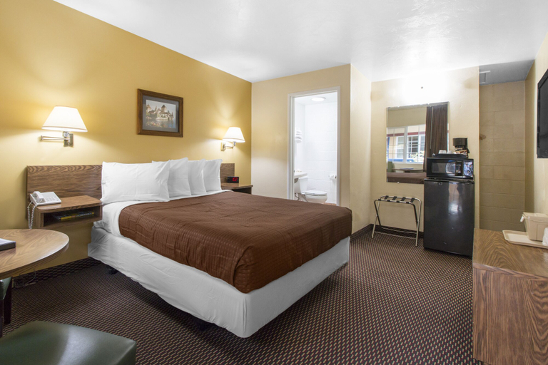 Bedroom 3, Town House Motel – Historic Old Town Eureka, Humboldt