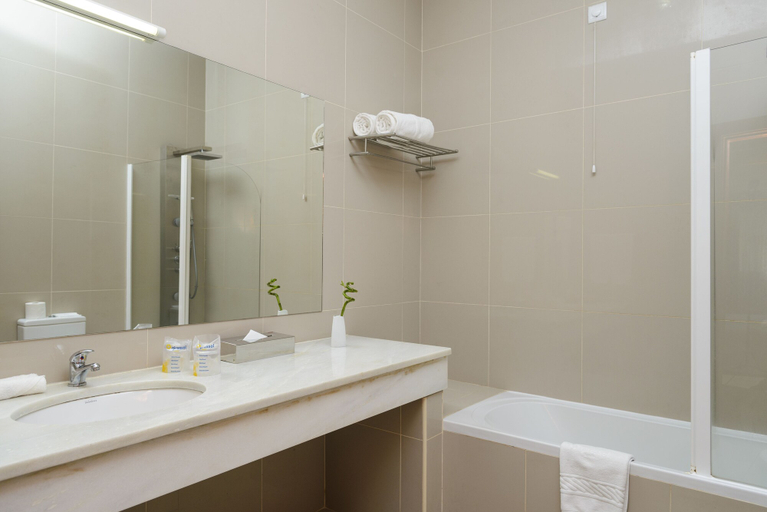Bathroom 3, Montebelo Indy Maputo Congress Hotel, Maputo