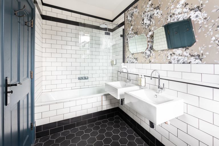 Bathroom 4, The Red Lion, London