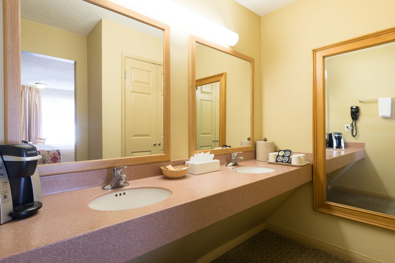 Bathroom 4, Sandpiper Lodge, Santa Barbara