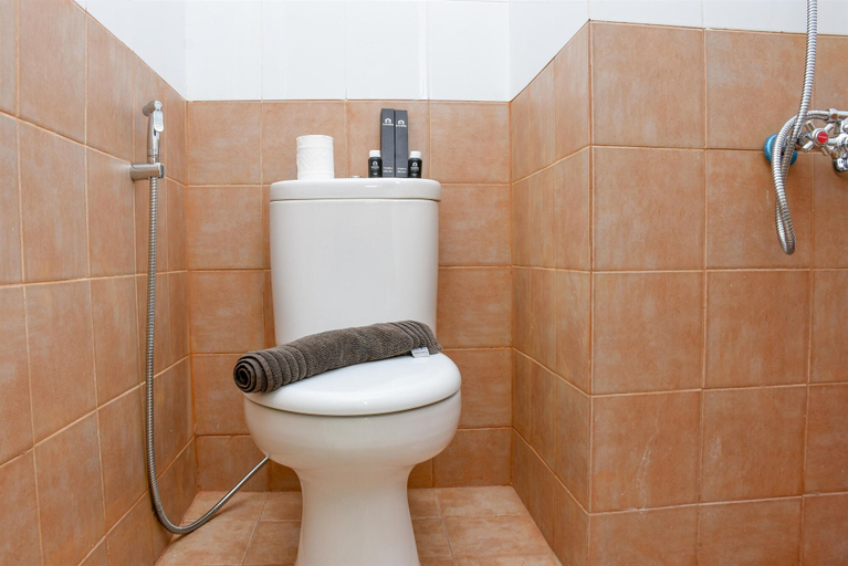 Bathroom 2, 2Br Yotayori Home At Green Pramuka City Apartment, Jakarta Pusat