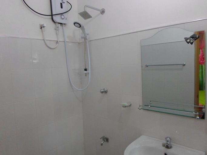 Bathroom 3, Green Lantern Inn, Ella