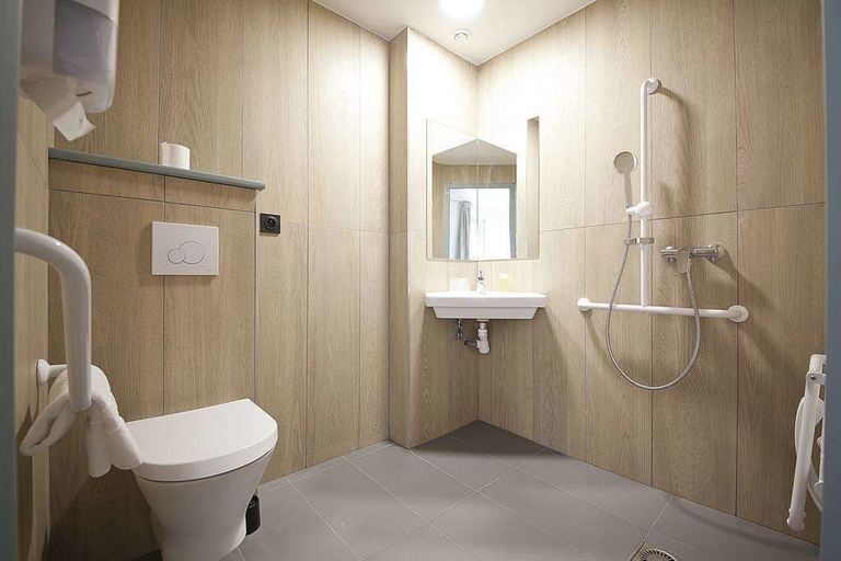 Bathroom 5, Brit Hotel Essentiel Arverne Clermont Sud, Puy-de-Dôme