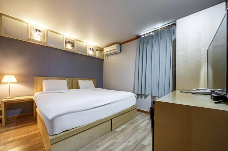 Bedroom 3, Jeonju Tourist Hotel, Jeonju