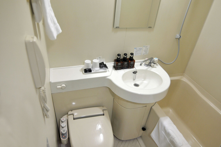 Bathroom 5, Kenchomae Green Hotel, Kumamoto