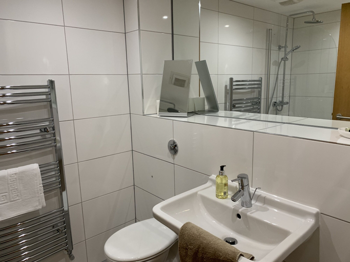 Bathroom 4, Tolbooth Apartments, Glasgow