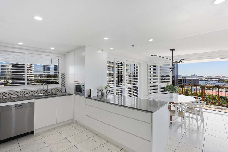 Food & Drinks, De Ville Apartments, Gold Coast