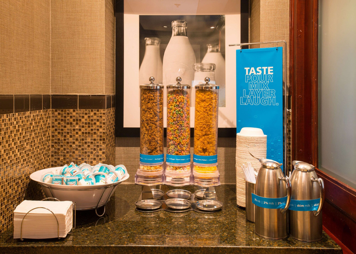 Food & Drinks 5, Hampton Inn by Hilton Toronto-Mississauga West, Peel