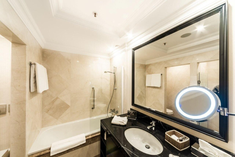 Bathroom 5, Prahova Plaza Hotel, Ploiesti