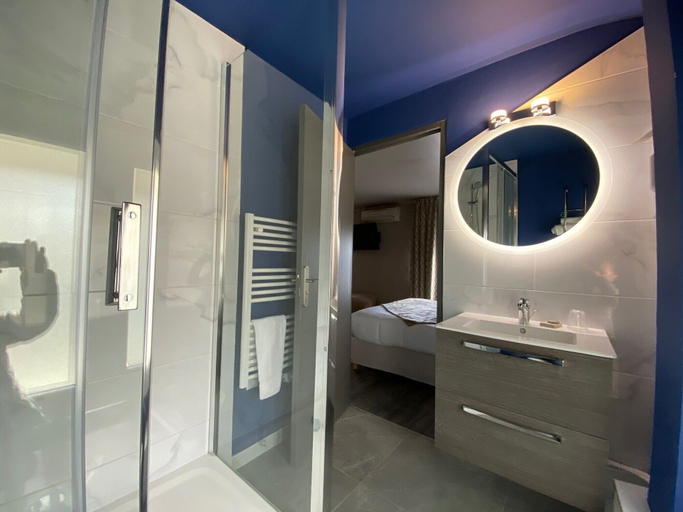 Bathroom 4, Majestic Hotel, Gard