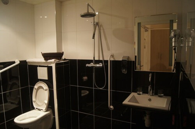 Bathroom 3, Hotel Regina Montmartre, Paris
