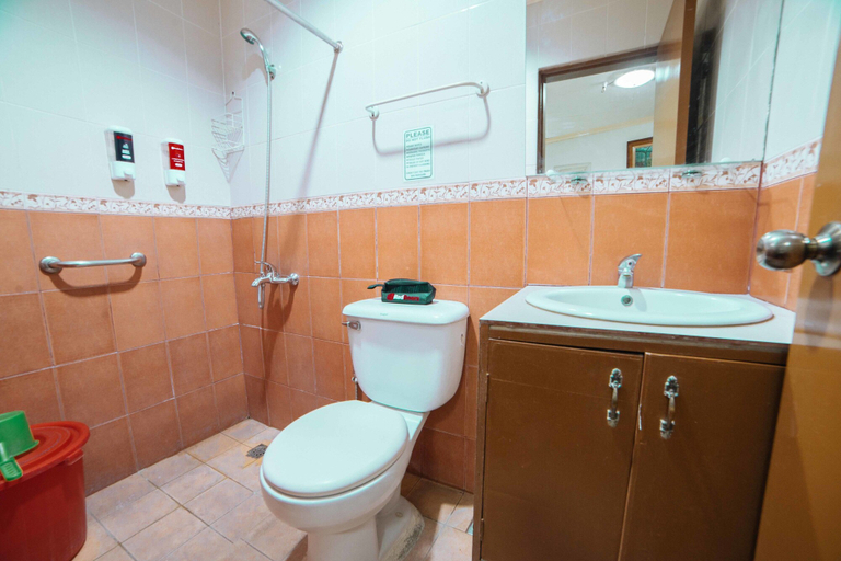 Bathroom 5, RedDoorz @ La Casa Guesthouse, Angeles City