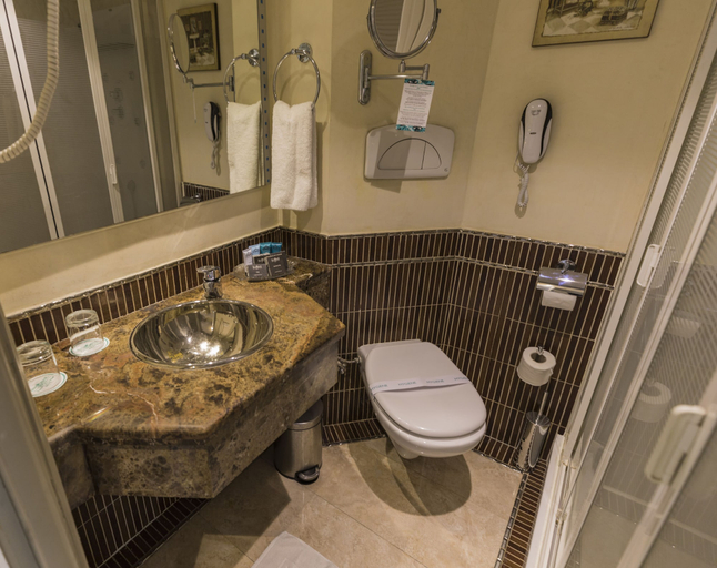 Bathroom 4, SUNRISE Semiramis I Cruise, Luxor