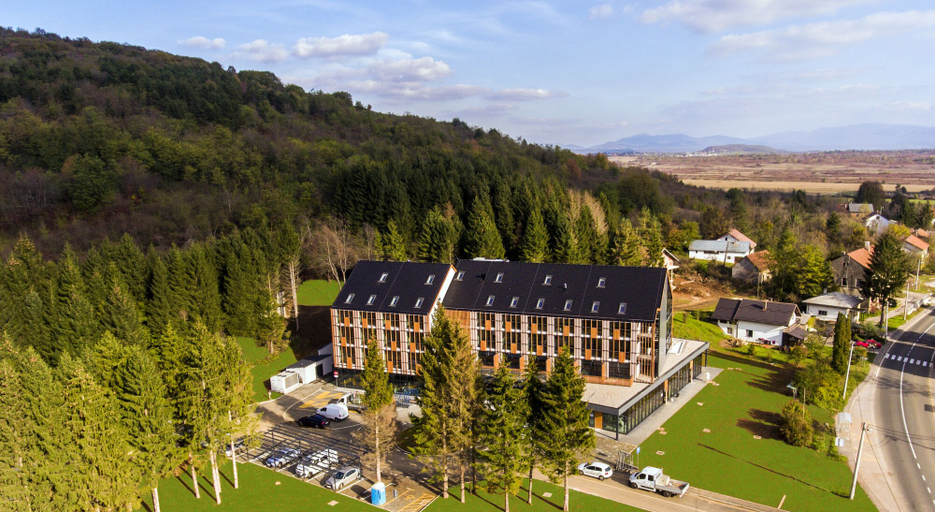 Exterior & Views