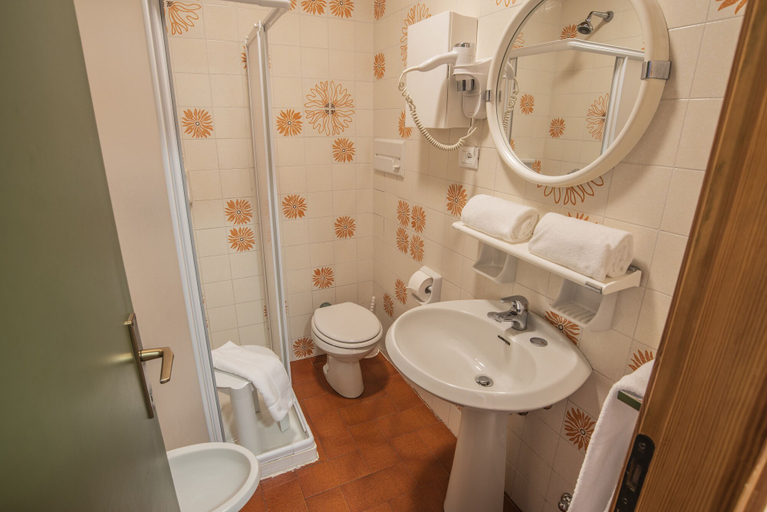 Bathroom 5, Alaska, Trento