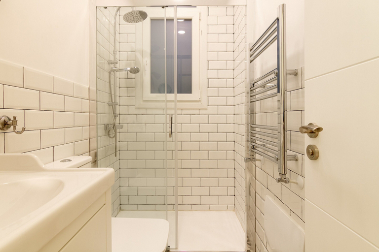 Bathroom, Urban Apartament Bilbao la Vieja By Urban Hosts, Vizcaya