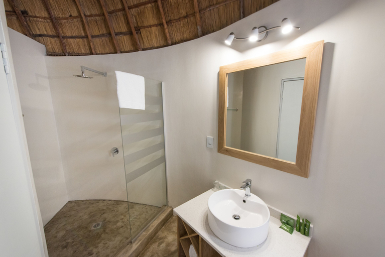 Bathroom 3, Sefapane Lodges and Safaris, Mopani
