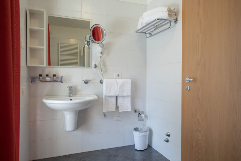 Bathroom 3, 4LIMONI Apartment Resort, Trento