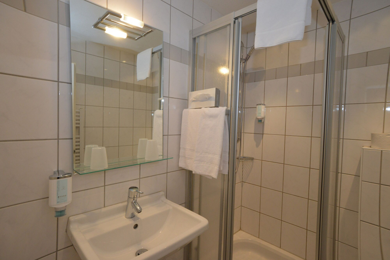 Bathroom 5, Hotel Nierswalder Landhaus, Kleve