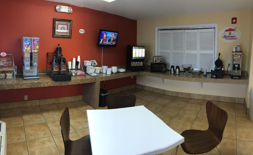 Food & Drinks 5, Super 8 by Wyndham Baton Rouge/I-10, East Baton Rouge