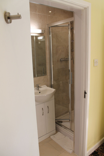 Bathroom 4, Abbey House Hotel, Reading