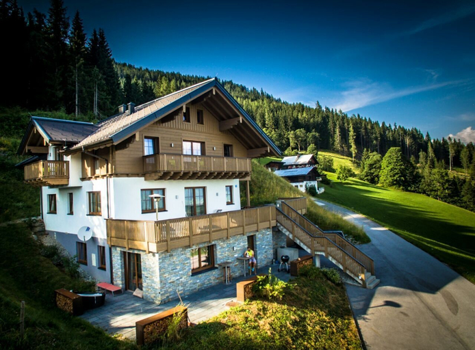 Exterior & Views
