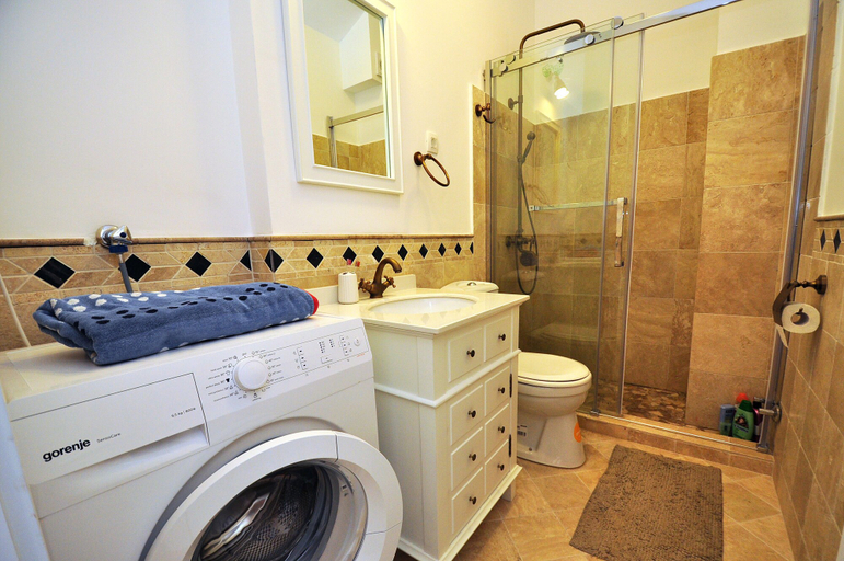 Bathroom 4, Castello Risano
