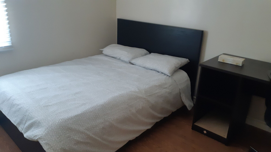 Bedroom 4, McMaster Accommodations, Hamilton
