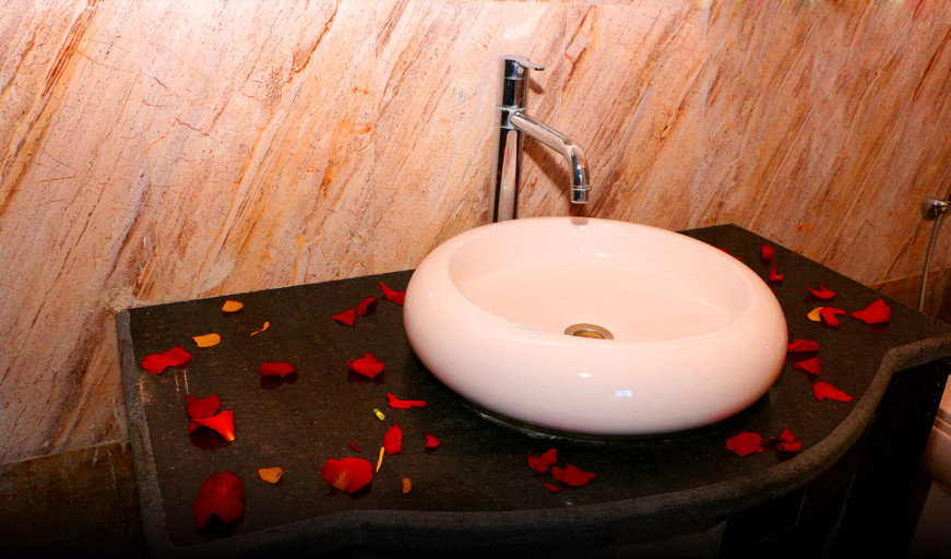 Bathroom, Hotel Royal Safari, Narayani