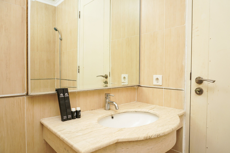 Bathroom 2, Strategic and Best 3BR Apartment at FX Residence, Central Jakarta