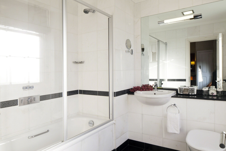 Bathroom, Grange Beauchamp, London