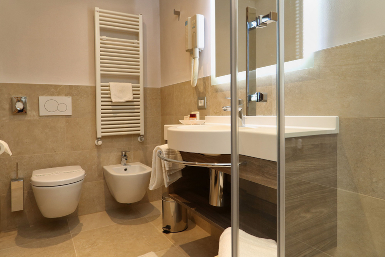 Bathroom 4, Hotel Garden, Verona
