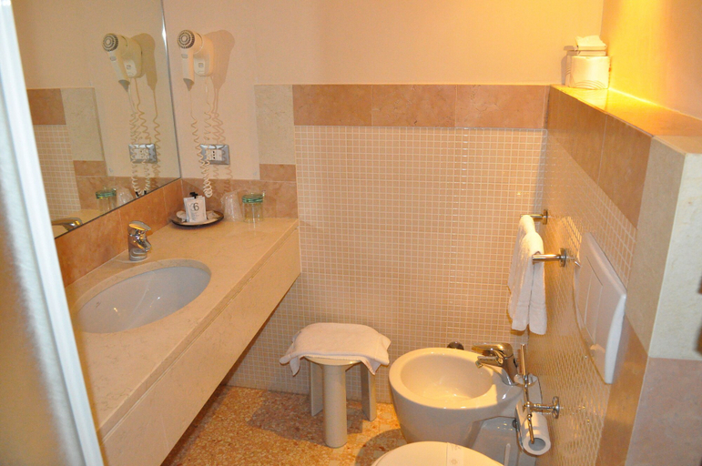 Bathroom 4, Hotel Igea, Padua