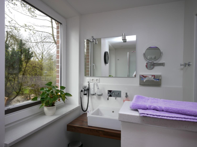 Bathroom 4, Gasthof Oldenwöhrden, Dithmarschen