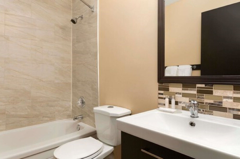Bathroom 4, Travelodge by Wyndham Kenora, Kenora